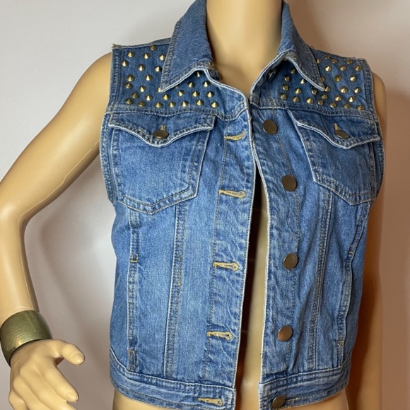 Super trendy Jean jacket with gold grommet details - Picture 2 of 9